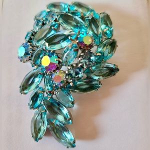 Vintage Brooch beautiful Blue colors